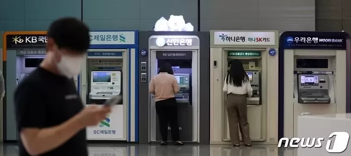 본문 이미지 - 서울 시내 한 건물에 설치된 5대 시중은행의 현금인출기 모습. 2022.6.7/뉴스1 ⓒ News1 김진환 기자