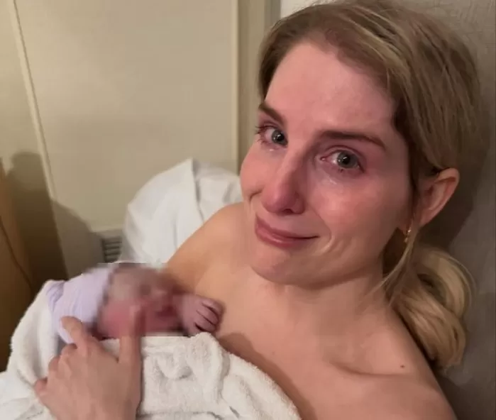 유명 가수, 대리모 썼으면서 ‘출산 연출’ 사진 올려 뭇매