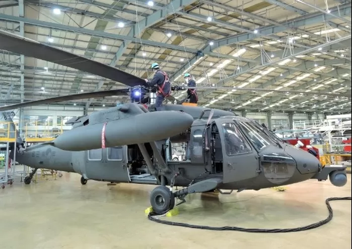 대한항공 부산테크센터에서 정비사들이 UH-60 헬기의 '창정비' 작업을 진행하고 있다. / 사진제공=대한항공