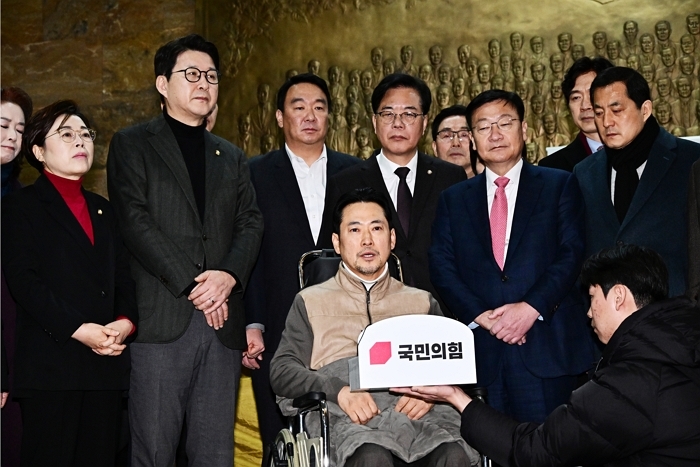 통일교·공천헌금' 쌍특검법 수용을 촉구하며 8일째 단식을 이어오던 장동혁 국민의힘 대표가 22일 서울 여의도 국회 로텐더홀에서 단식 중단을 선언한 뒤 병원으로 가기 전 입장을 밝히고 있다. 2026.1.22 / 뉴스1