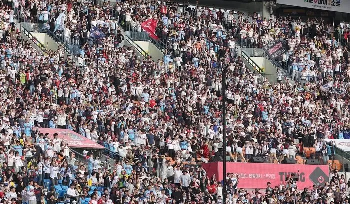 23일 서울 송파구 잠실야구장에서 열린 '2025 신한 SOL 뱅크 KBO리그' 롯데 자이언츠와 LG 트윈스의 경기 / 뉴스1