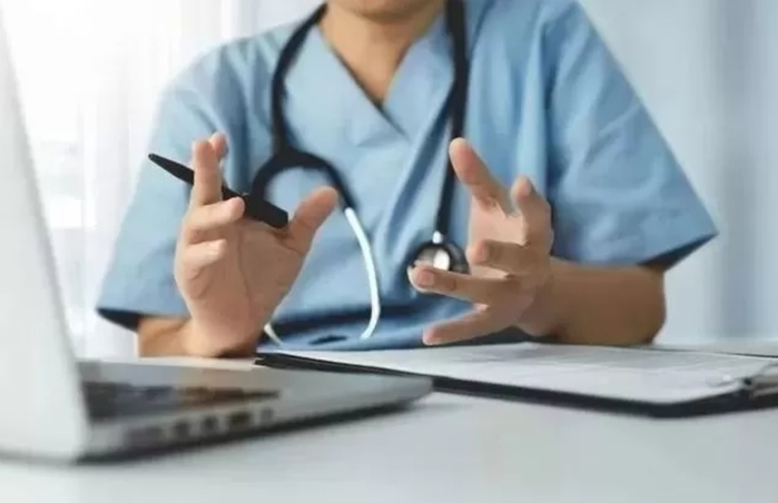 ‘장애 신생아 살해’ 부부 도운 산부인과 의사, 징역 3년