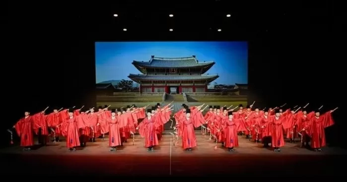 21일 대구 수성구 수성아트피아에서 열린 제5회 크라운해태 한음회 대구공연에서 크라운해태 임직원 국악동아리 팔풍의 몸짓팀이 종묘제례일무 보태평지무 중 귀인을 공연하고 있다. ...