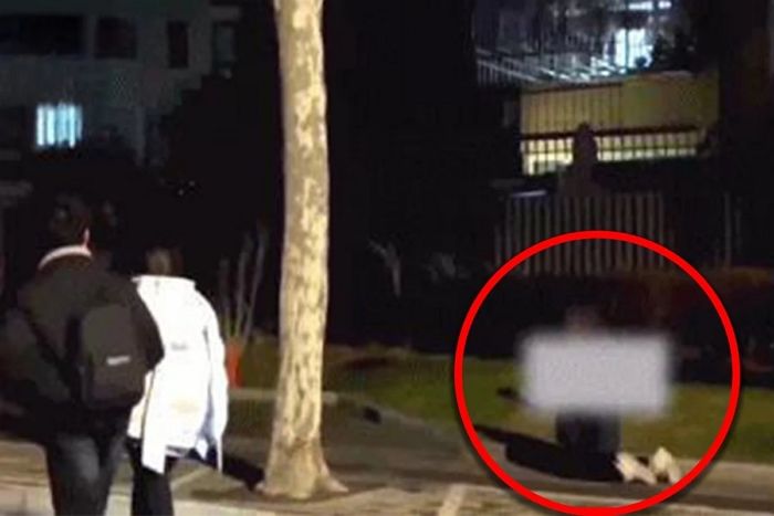 추운 밤 아파트 단지서 무릎 꿇고 기어다닌 여학생... 엄마 “성적 떨어져서”