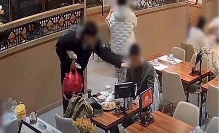 “고생 많다”며 밥값 ‘턱’...  혼밥 해병 도운 김포 ‘천사 부부’ 찾는다