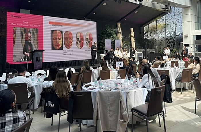 [사진자료2] ‘2025 밋 더 마스터스 인 라탐’ 학술 심포지엄 현장 전경. 8개국의 의료진들이 에스테틱 임상 강연을 경청하고 있다..jpg