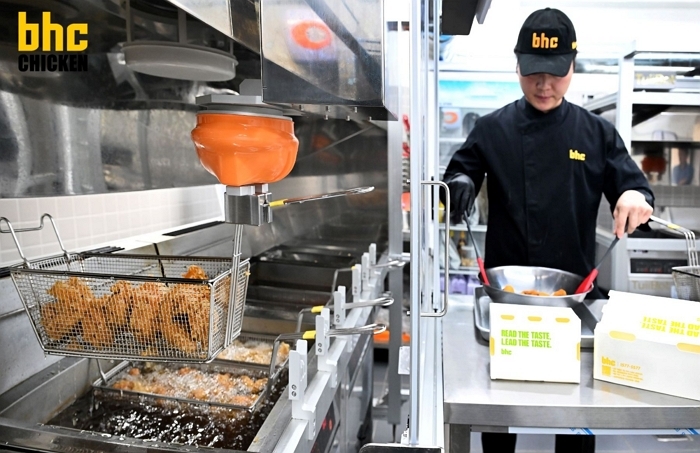 [붙임2] bhc 튀김로봇 ‘튀봇’ 이미지.jpg