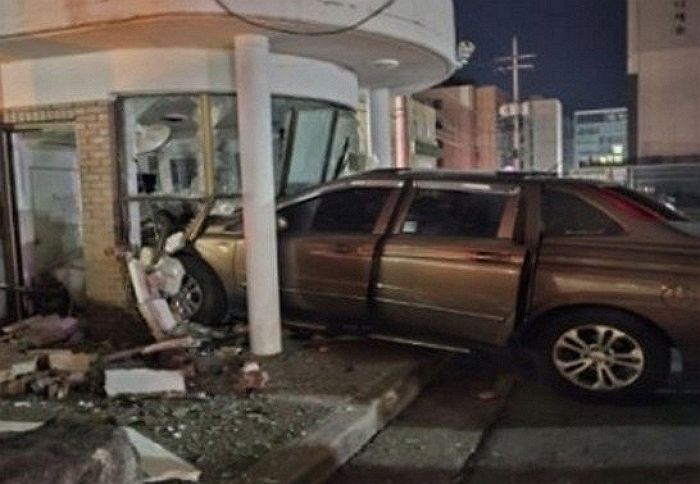 의정부 아파트서 몰던 SUV, 경비실로 돌진... 70대 경비원 부상