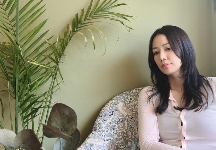 손태영, “두 아이 엄마 맞아?”... 카페 일상서 드러난 여신 미모