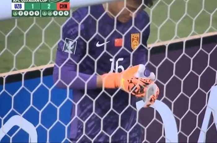 “물병에 승리 공식이”... ‘4경기 무실점’ 중국 U23 대표 GK, ‘컨닝 쪽지’로 우즈벡 격파
