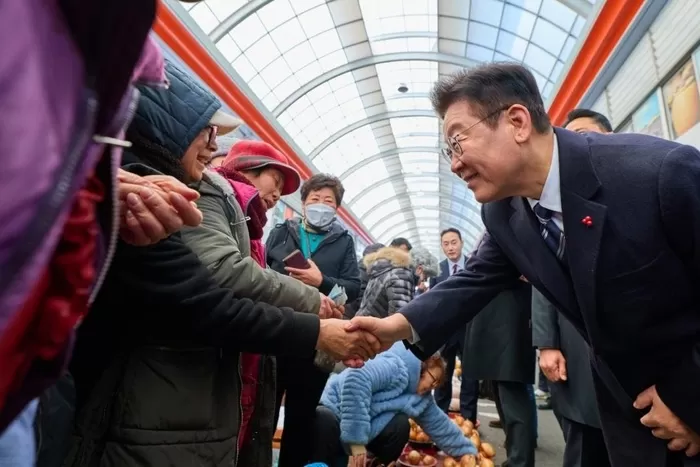 이재명 대통령이 23일 울산 울주군 남창옹기종기시장을 찾아 시민들과 인사를 나누고 있다. 2026.01.23. 청와대 제공