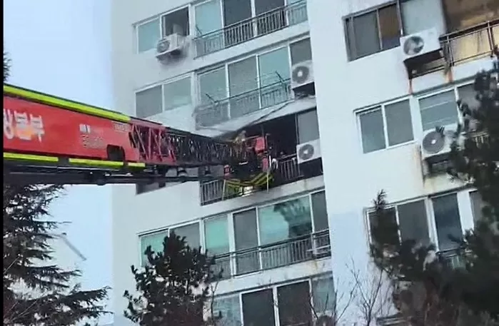 광양소방서, 불길 속 고립된 자녀들 ‘아파트 외벽’ 타고 구조한 엄마에 격려금 전달