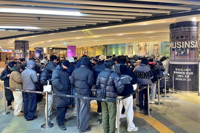 4. 롯데백화점 잠실점 2층에 오픈한 무신사 스토어에 입장하기 위해 고객들이 지하1층 트레비분수 앞에서 줄을 서고 있다.jpg