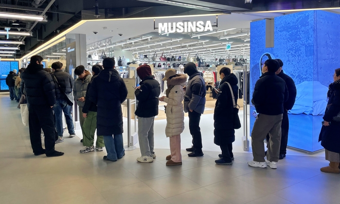 3. 롯데백화점 잠실점 2층에 오픈한 무신사 스토어 매장 앞에서 고객들이 입장하기 위해 줄을 서고 있다.jpg