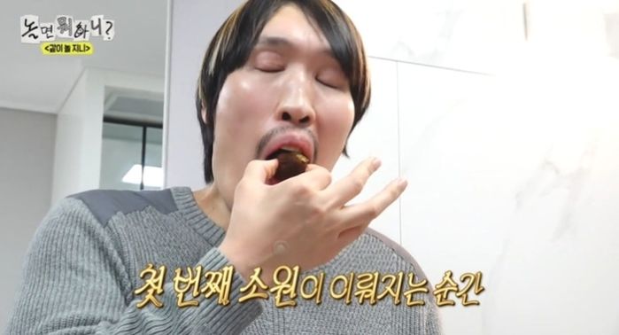 “이거 홈런볼 아니야?”... 최홍만 손에 들어가자마자 초미니 사이즈 된 ‘두쫀쿠’