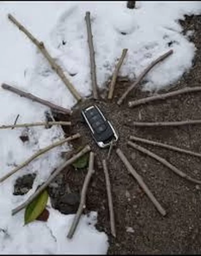 “눈 덮여 안 보일까 봐”... 길바닥에 떨어진 남의 차 키 주인이 쉽게 찾게 도와준 시민의 센스