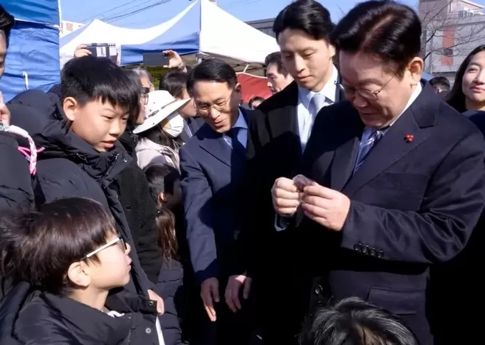 “두바이에서 온 거야?”... 울산 초등생이 건넨 ‘두쫀쿠’ 선물에 이재명 대통령이 보인 반응