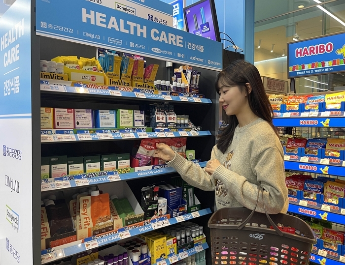 [사진2] 고객이 GS25에서 젤리형 건기식인 ‘UHA 미카쿠토 구미서플리’ 상품을 고르고 있다..jpg