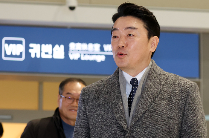 “40조 잭팟 건 국가대항전”... 강훈식, 40조 규모 잠수함 수주 총력 위해 캐나다로 출국