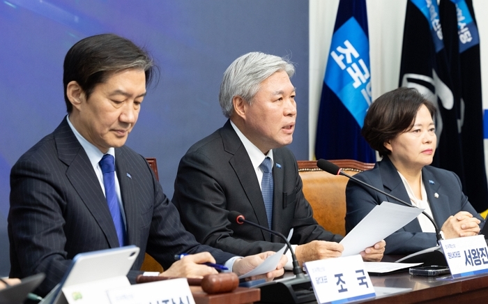 “민주당 DNA에 잘 섞일 것, 당명도 더불어민주당”... 민주당 ‘흡수합당’ 신호에 조국혁신당 반발