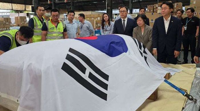 이해찬 前총리 시신, 인천공항 도착... 金총리 등 영접