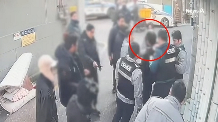 카페서 화장실 시비 끝에 흉기 들고 “죽이겠다”... 공포에 떤 손님들 (영상)