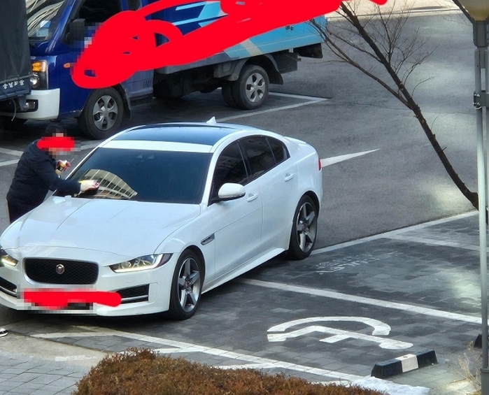 “불법주차 스티커 떼라며 고래고래”... 재규어 차주의 ‘경비원 갑질’ 논란