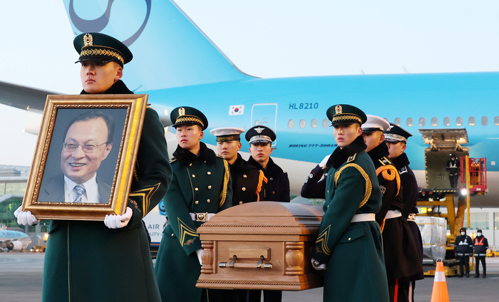 ‘민주화의 큰 별’ 故 이해찬 전 총리 국내 운구... 오늘부터 5일간 기관·사회장