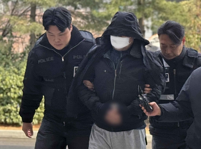 인천에서 90대 노모를 폭행해 숨지게 한 혐의를 받는 60대 딸과 방조 혐의를 받는 사위가 구속 전 피의자 심문(영장실질심사)을 받기 위해 앞서 26일 오후 인천지법에 출석하고 있다. 2026.1.26/뉴스1