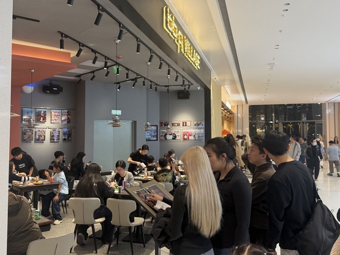 [사진2] BBQ치킨_BBQ 빌리지 선전 화이더 완샹후이점을 방문한 고객들이 치킨 메뉴를 고르며 입장 순서를 기다리고 있다.jpg