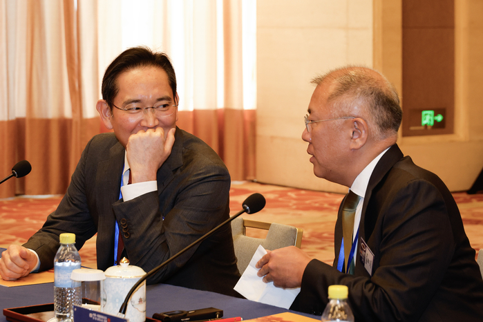 지난 5일 중국 베이징 조어대에서 열린 한중 비즈니스포럼에 참석해 대화 나누는 이재용 삼성전자 회장과 정의선 현대자동차그룹 회장 / 뉴스1