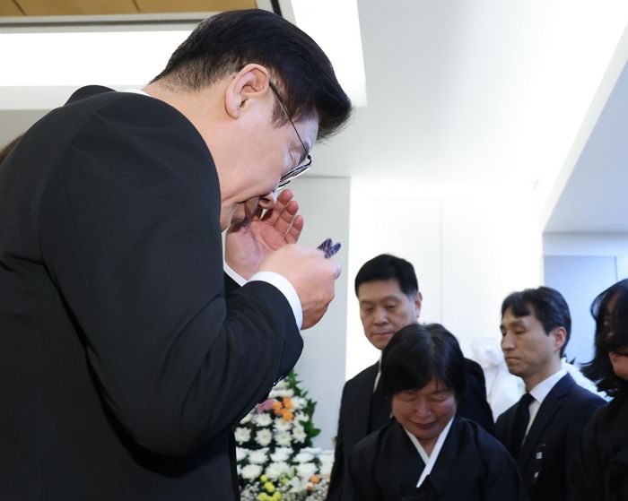 李 대통령, 이해찬 전 총리 빈소에 ‘무궁화장’ 훈장 추서하며 ‘눈물’