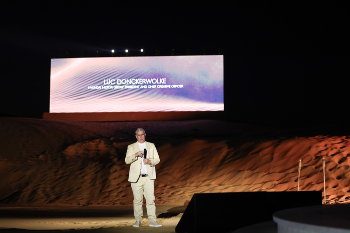 (사진2) 루크 동커볼케 사장이 엑스 스콜피오 콘셉트를 설명하는 모습.jpg