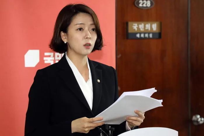 “넌 가만히 있어라” 댓글에... 배현진, 네티즌 가족사진 SNS 박제