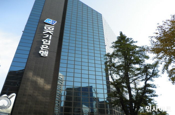 취임 5일째 출근길 막힌 IBK 은행장, 파격 '인사'로 응답... 장민영 체제 첫 장면