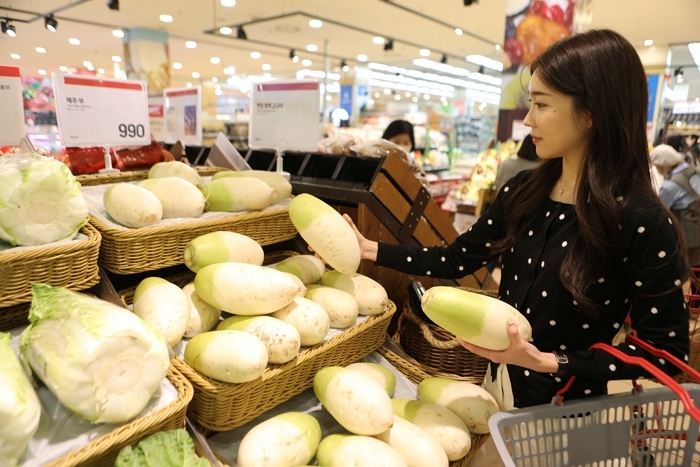 사진1. 롯데마트 제타플렉스 서울역점에서 상생 무를 구매하고 있는 고객의 모습.jpg