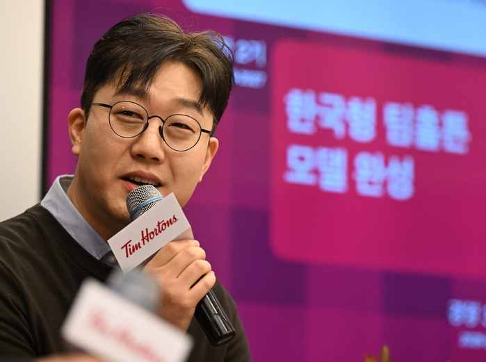 팀홀튼 신논현점에서 열린 ‘2026 뉴이어 웜업’행사에서 안태열CBO가 ‘경영 2기’ 비전을 발표하고 있다. / 사진 제공 = 팀홀튼