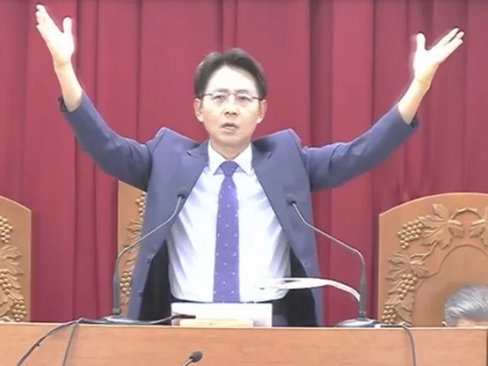 가수 얀, 은퇴 후 ‘깜짝’ 근황... 교회서 설교하는 모습 포착