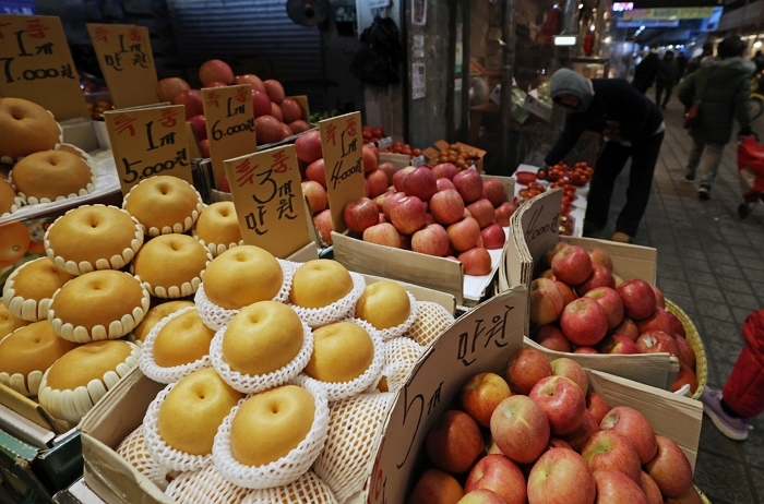 “사과·배추 최대 반값”... 정부, 성수품 27만톤 풀고 할인 지원에 910억 투입