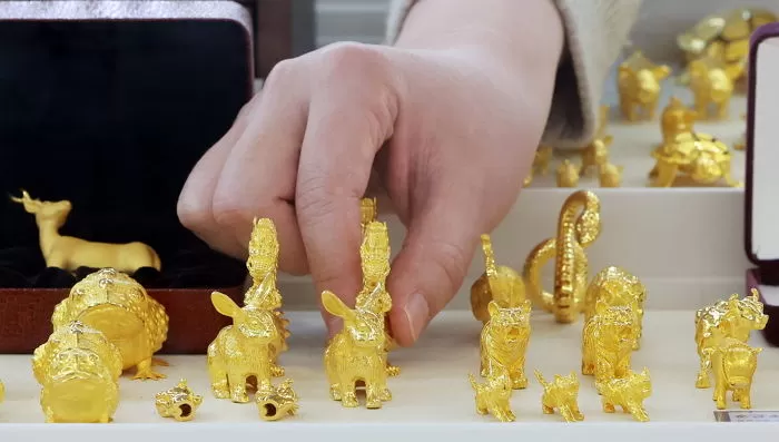 28일 서울 종로구 한국금거래소 종로본점에서 직원이 금제품을 정리하고 있다 / 뉴스1