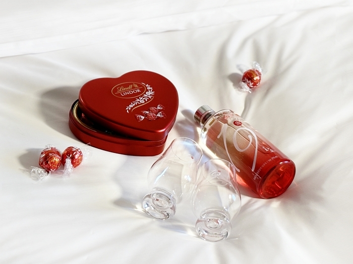 [글래드 호텔] 패키지 혜택으로 제공하는 화요19金과 린트 린도볼 밀크 하트틴 기프트 세트.jpg