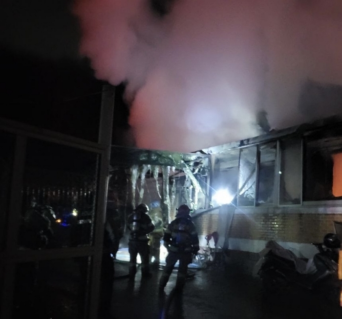 단독주택 화재 속 아내 먼저 대피시킨 80대 남편, 집 안에서 숨져