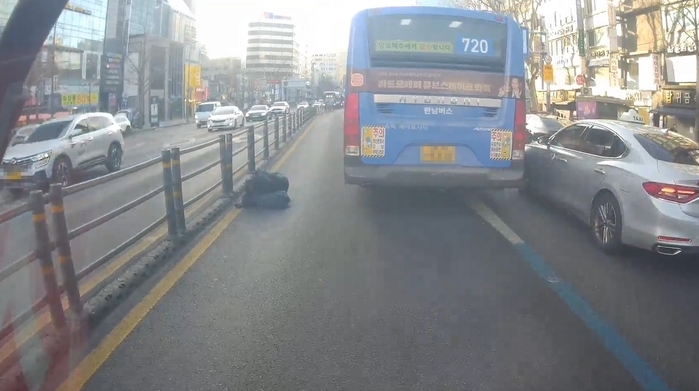 버스전용도로 한복판서 ‘드르렁’... 기사가 깨우자 “싫어, 잘래”