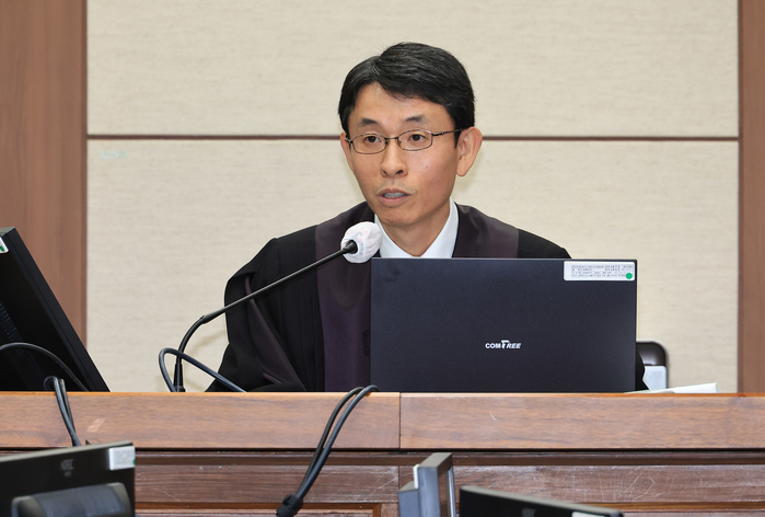 “사치품 수수해 치장 급급”... 김건희 꾸짖으며 징역 1년8개월 선고한 부장판사, 주목받고 있다