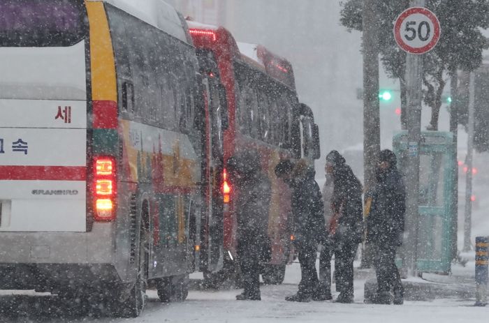 李대통령 “이전 효과 없다” 한마디에 공공기관 ‘수도권 통근버스’ 전면 중단
