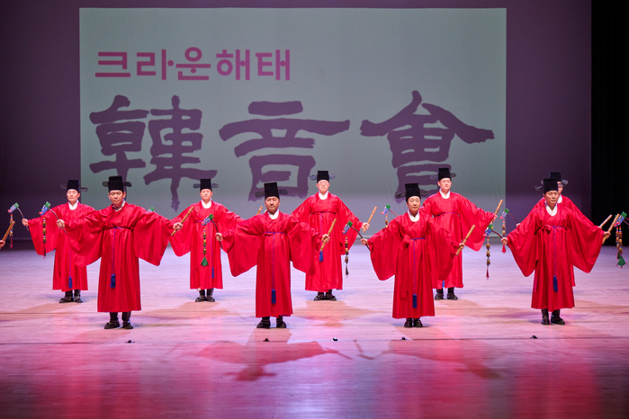 [사진7] 1월 28일(수) 제7회 크라운해태 한음회 광주공연에서 임직원 국악동아리 '팔풍의 몸짓팀'이 '종묘제례일무 전폐희문'을 공연하고 있다..jpg