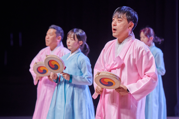 [사진4] 1월 28일(수) 제7회 크라운해태 한음회 광주공연에서 임직원 국악동아리 '민들래팀'이 '민요 장기타령'을 공연하고 있다..jpg