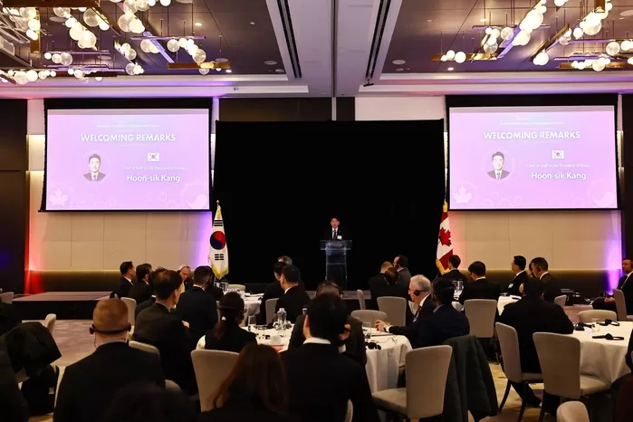 조명 및 텍스트의 이미지일 수 있음