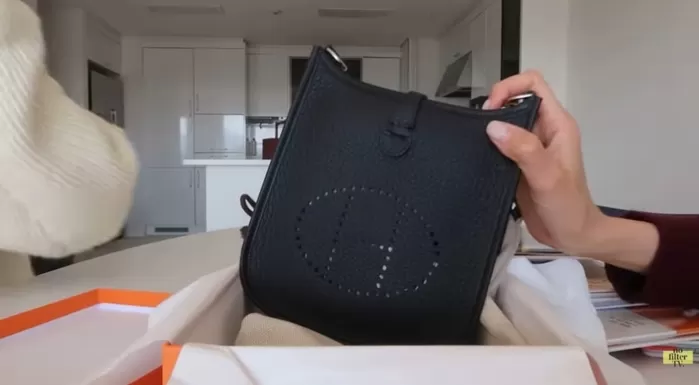 방송인 김나영이 스태프에게 명품백을 선물하며 통 큰 인심을 자랑했다. /사진=유튜브 채널 김나영의 nofilterTV