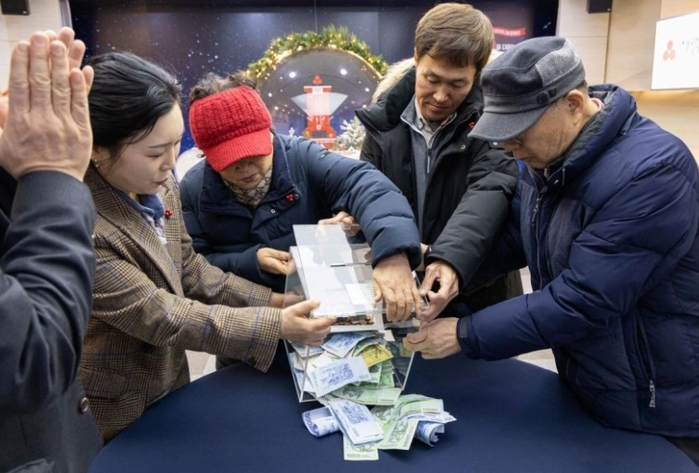 생활비 아끼고 폐지 팔았다... 쪽방촌 주민들, 18년째 기부